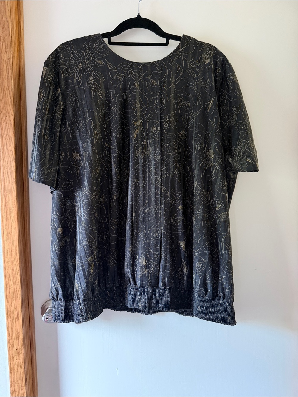 Black Short-Sleeve Floral Bubble Hem Blouse - Gold Print